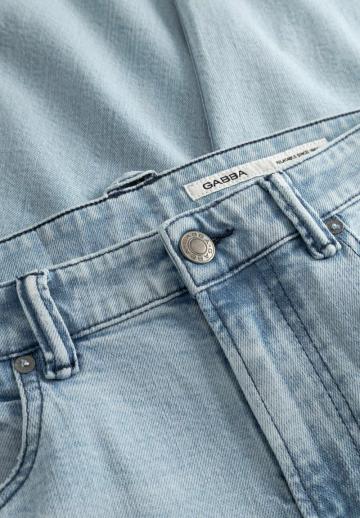 Прямые джинсы