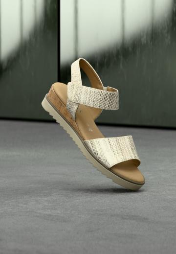 Босоножки на танкетке