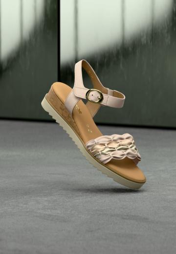 Босоножки на танкетке