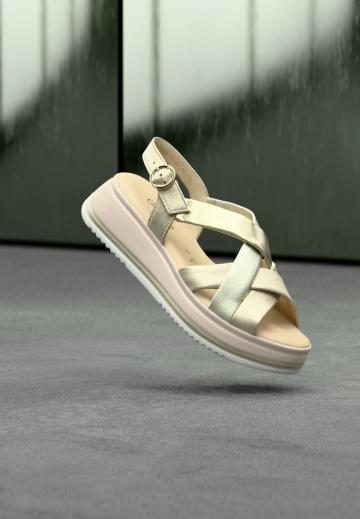 Босоножки на танкетке