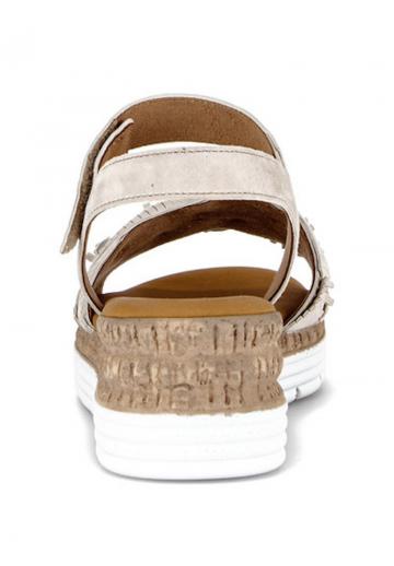 Босоножки на танкетке