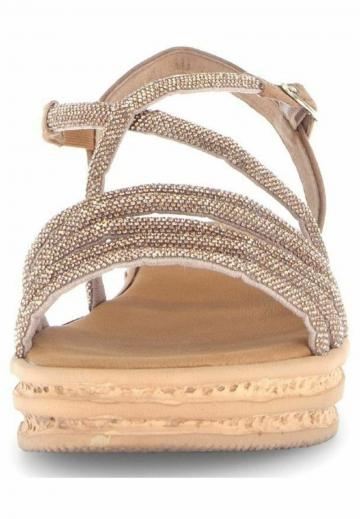 Босоножки на танкетке