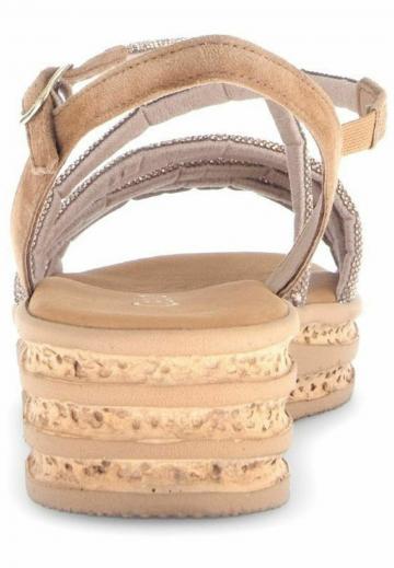 Босоножки на танкетке