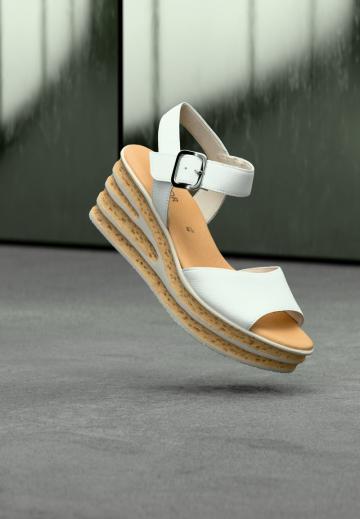 Босоножки на танкетке