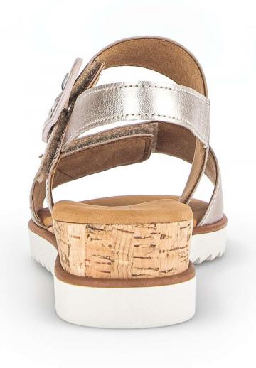 Босоножки на танкетке