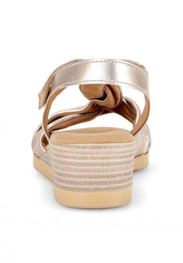 Босоножки на танкетке