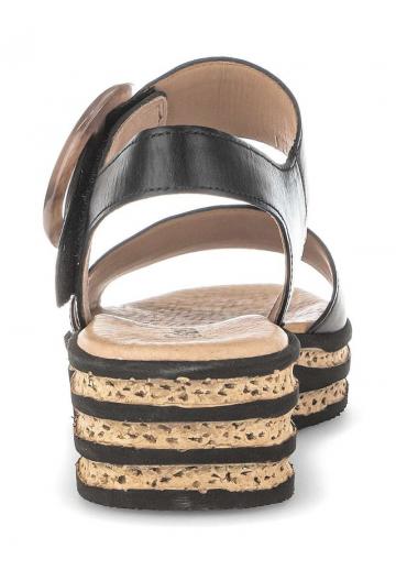 Босоножки на танкетке