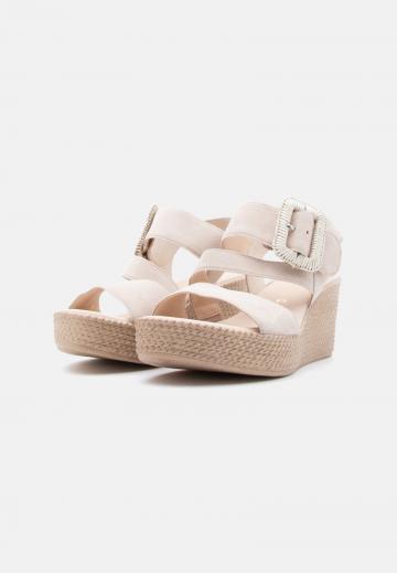 Босоножки на танкетке