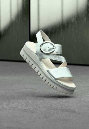 Босоножки на танкетке