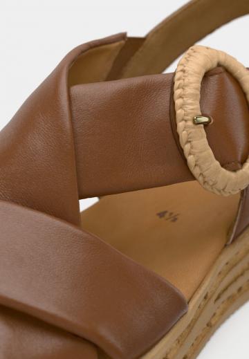 Босоножки на танкетке