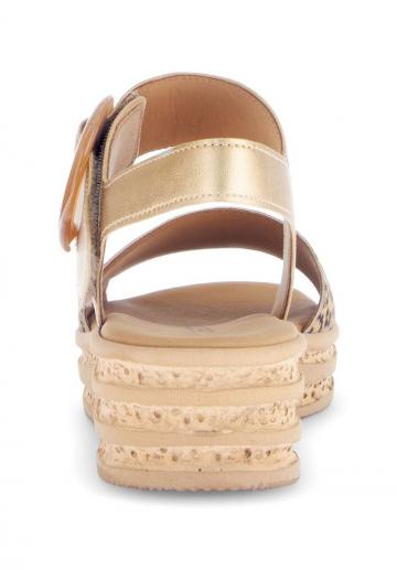 Босоножки на танкетке