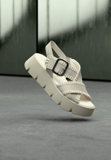 Босоножки на танкетке