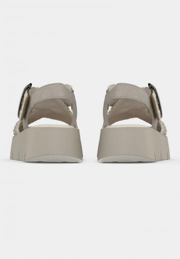 Босоножки на танкетке