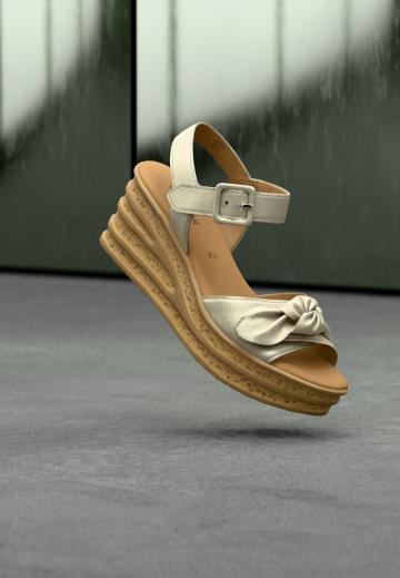 Босоножки на танкетке