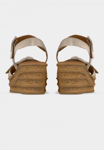 Босоножки на танкетке