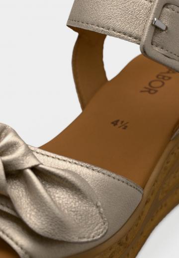 Босоножки на танкетке