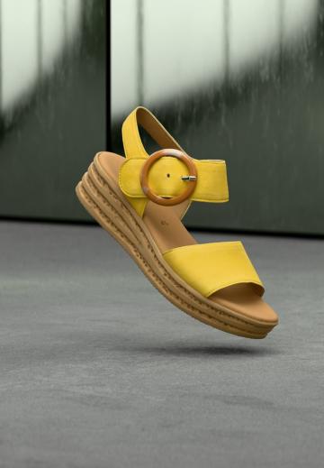 Босоножки на танкетке