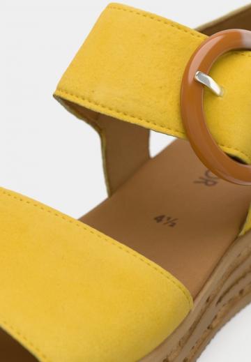 Босоножки на танкетке