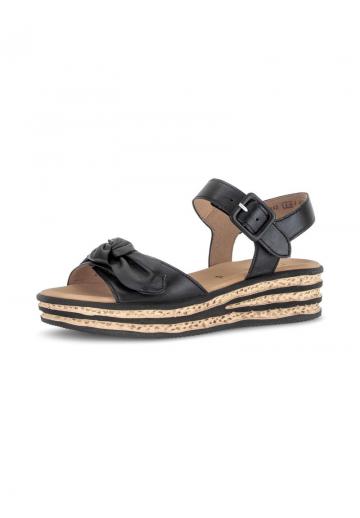 Босоножки на танкетке