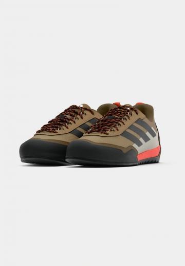 Походные кроссовки