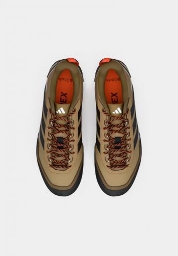 Походные кроссовки