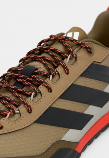 Походные кроссовки