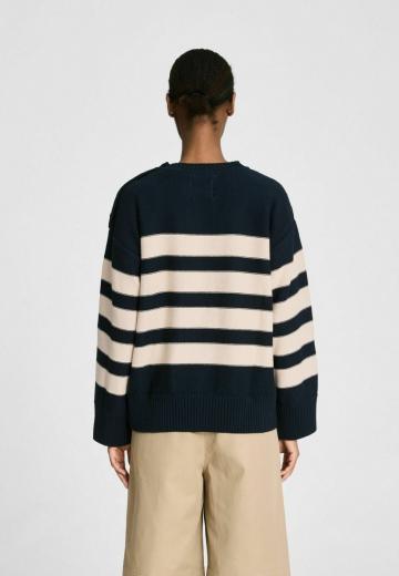 Пуловер в полоску