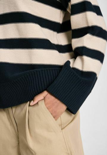 Пуловер в полоску