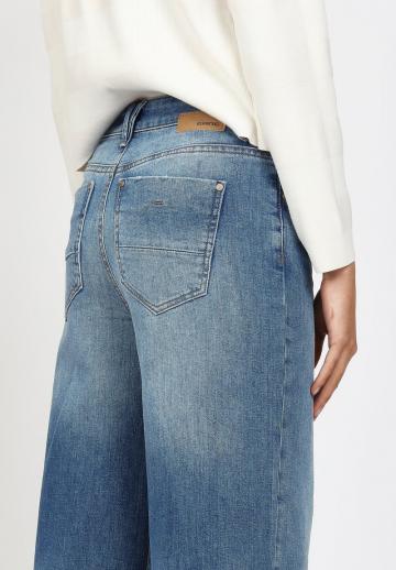 Клешеные джинсы