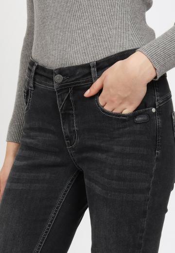 Короткие джинсы