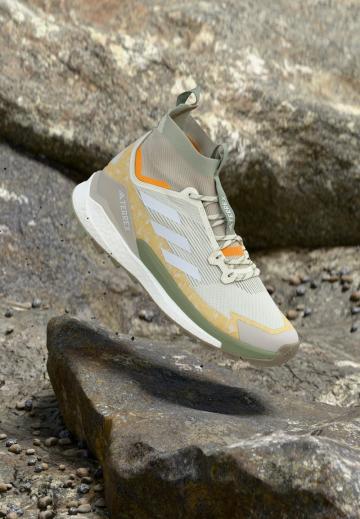 Походные кроссовки