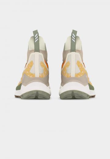 Походные кроссовки