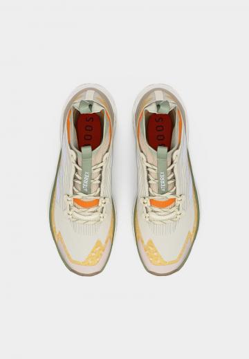 Походные кроссовки