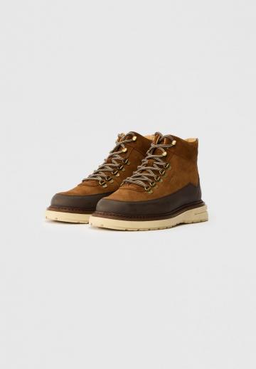 Ботинки на шнуровке