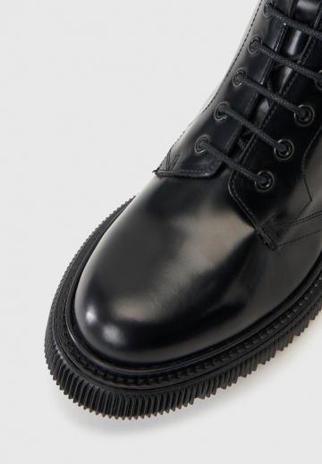 Ботинки на шнуровке