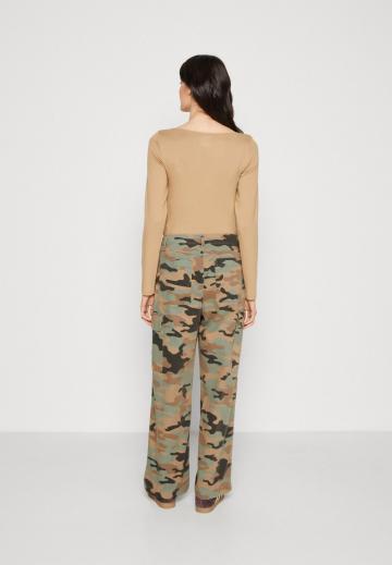 Брюки с накладными карманами