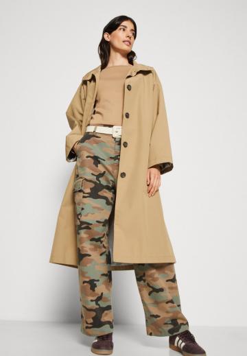 Брюки с накладными карманами