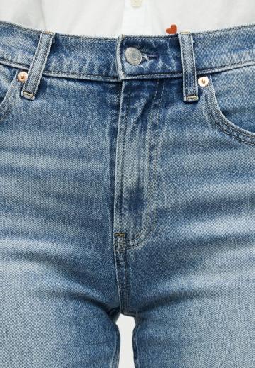 Прямые джинсы