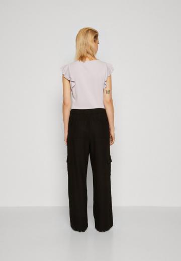 Брюки с накладными карманами