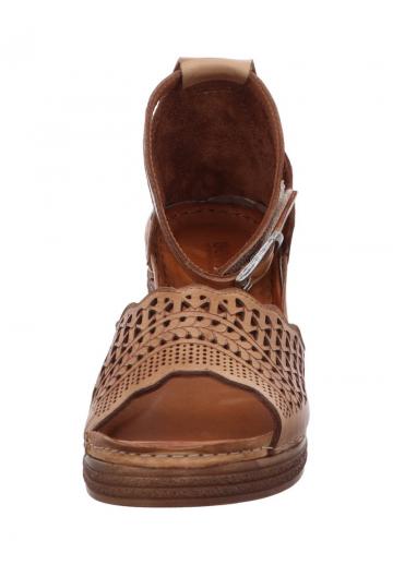 Босоножки на танкетке