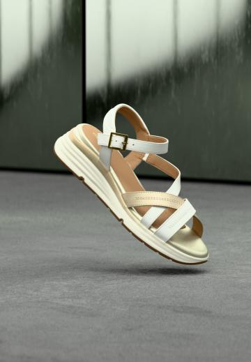 Босоножки на танкетке