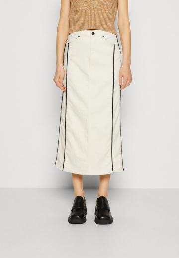 Юбка с накладными карманами