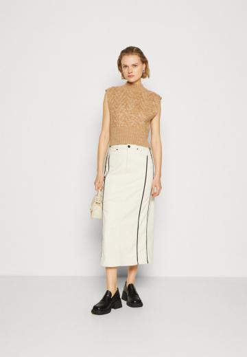 Юбка с накладными карманами