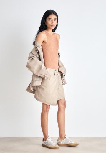 Юбка с накладными карманами