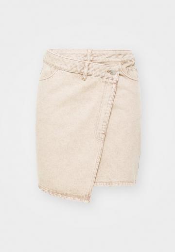 Юбка с накладными карманами