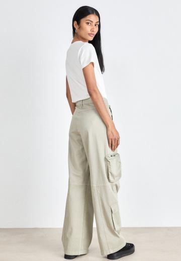 Брюки с накладными карманами