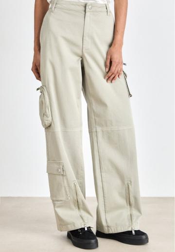 Брюки с накладными карманами