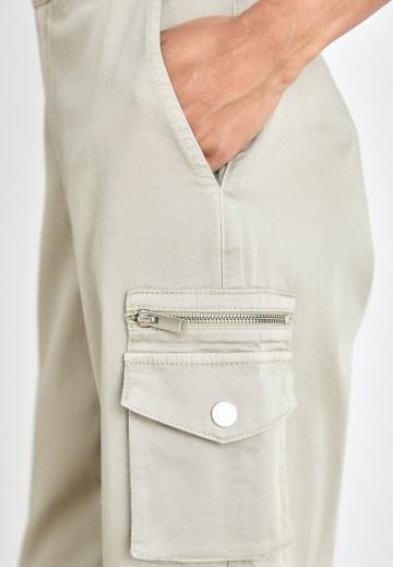 Брюки с накладными карманами