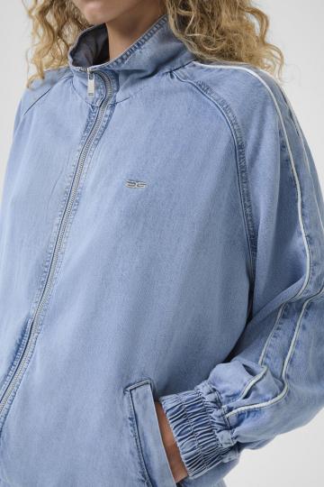 Джинсовая куртка