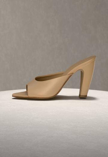 Босоножки на каблуке